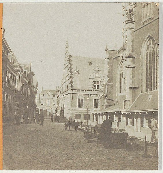 File:Oude Groenmarkt, ziende naar het westen met de Vleeshal en een gedeelte van de Grote Kerk, Inventarisnummer NL-HlmNHA 12227.JPG