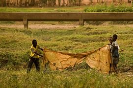 Pêcheurs burkinabè dans le barrage de Ouagadougou