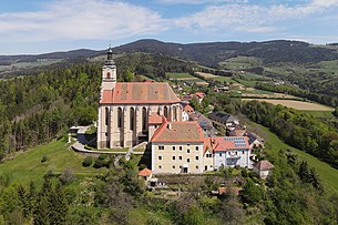 Das Markenzeichen ist die weithin sichtbare Wallfahrtskirche