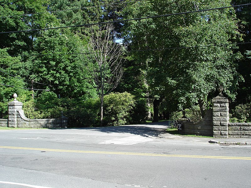 File:Paine Avenue Gates Prides Crossing Ma.jpg