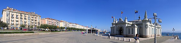 Paseo de Pereda con el Palacete del Embarcadero en primer término