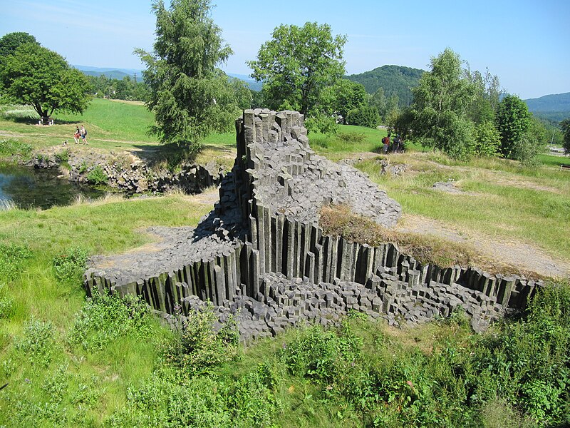 File:Panská skála, skalka.jpg