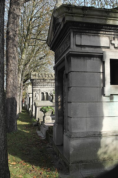 File:Paris 20e Cimetière Père-Lachaise Aediculae 296.jpg