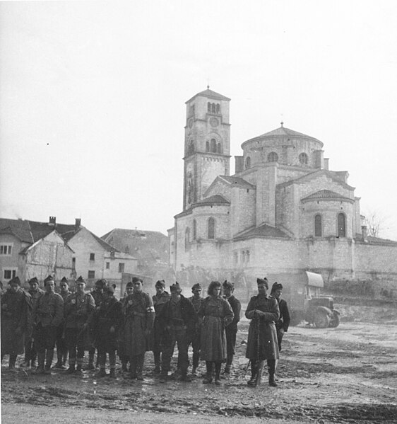 File:Partisans in Bihać 1942.jpg