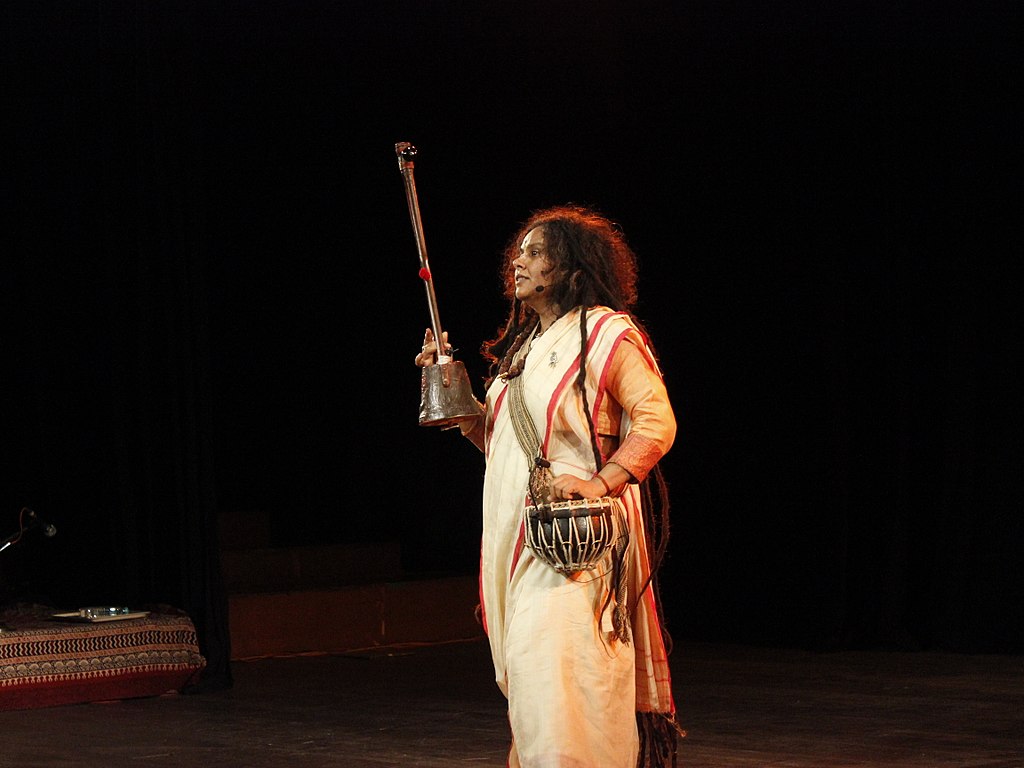 1024px Parvati Baul performing at Bharat Bhavan Bhopal %2814%29