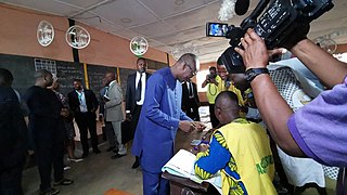 Le président de la République, Patrice Talon, vote lors des élections législatives béninoises d'avril 2019, dont ont été exclus tous les partis d'opposition.