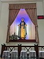 Patung Bunda Maria di sekitar altar