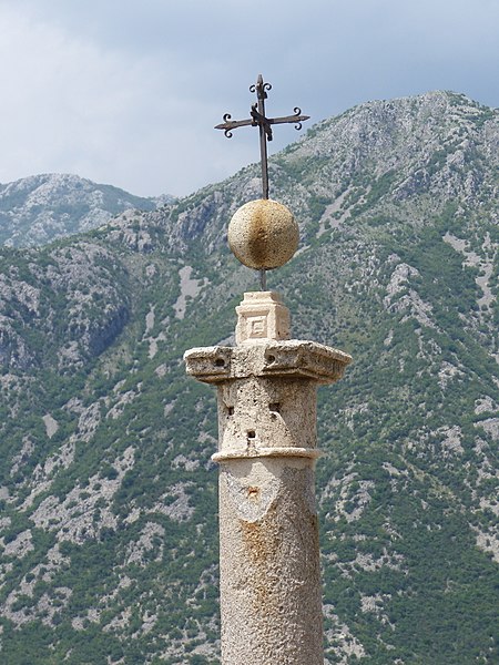 File:Perast Gospa od Škrpjela - Kreuzsäule.jpg