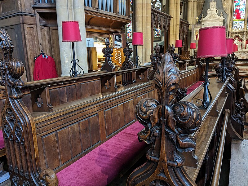 File:Pews around the altar in St James Church, Louth.jpg