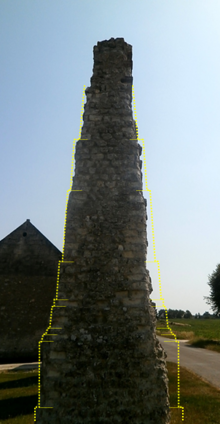 Blick auf einen schlanken pyramidenförmigen Aquäduktstapel.  Unterstrichen werden die fortschreitenden Rückzüge des Mauerwerks im Treppenhaus.