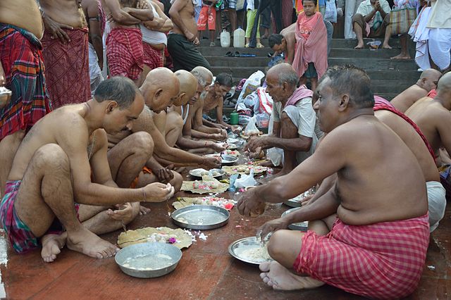 Mass Pinda Daan is being done at the Jagannath Ghat, Kolkata.