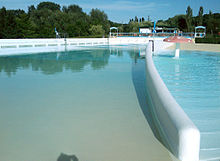 La piscine de plein air à vagues du parc de loisirs d'Étampes.