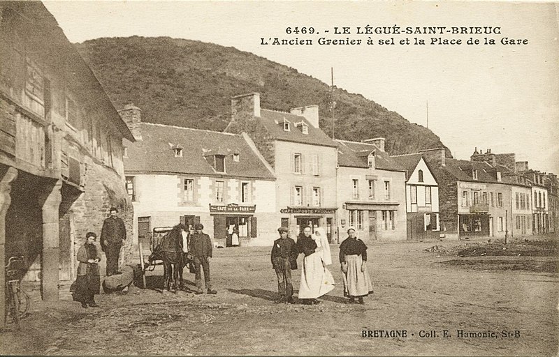 File:Plérin - Ancien grenier à sel et place de la Gare - AD22 - 16FI3537.jpg