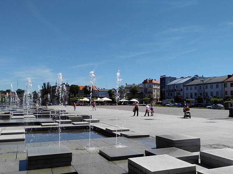 File:Plac Kościuszki, main square in Tomaszów Mazowiecki.jpg