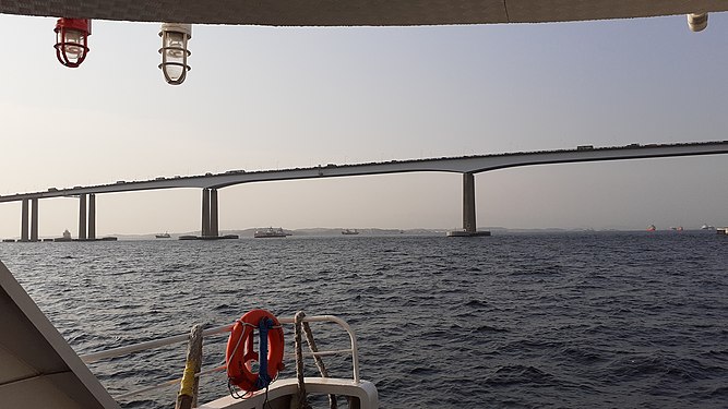 Rio-Niterói Bridge seen from inside a boat