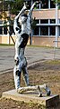 Die bronzene Prometheus-Plastik im Hof der Weiherhofschule von von Nikolaus Röslmeir bzw. seiner Schülerin Hanne Gollrad. Das Kunstwerk ist durch weitere Künstler bearbeitet worden