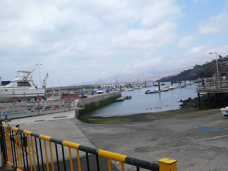 File:Puerto del Carmen, Hafen, Mai 2011 - panoramio.jpg