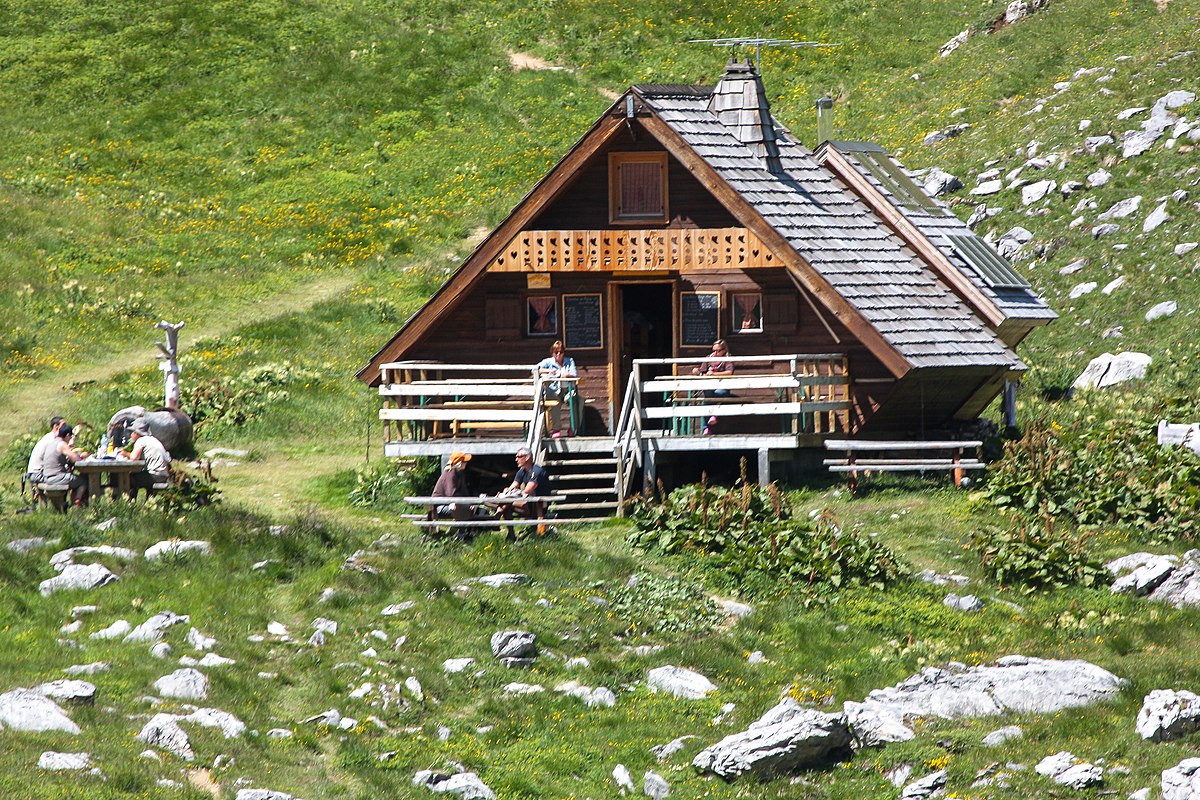 Refuge of embers. Альпы де Мерле парк. Вики Refuge. Refuge. Refuge de l'Isard o Chiroulet.