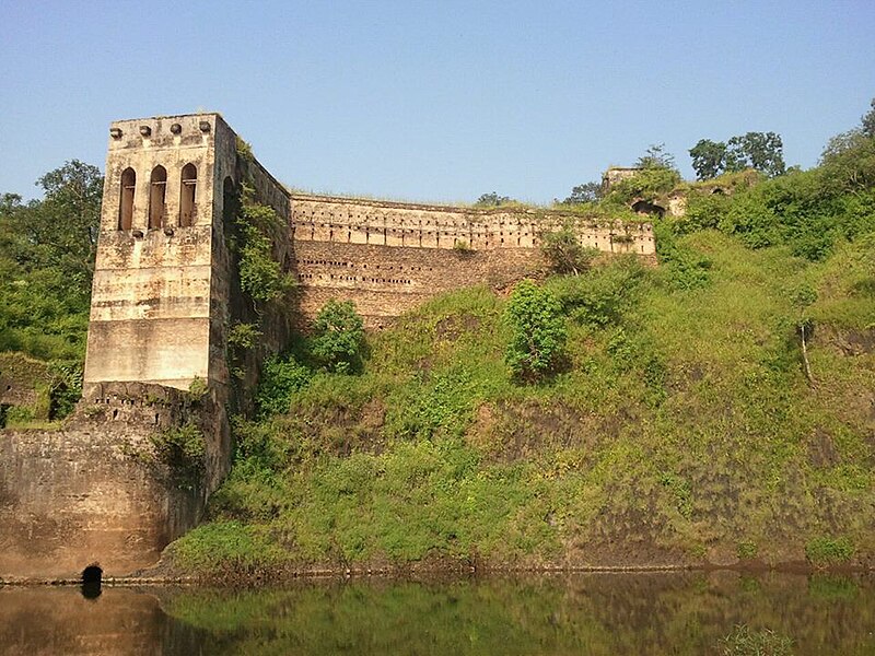 File:Remains of 'Raj Mahal MAKRAI '.jpg