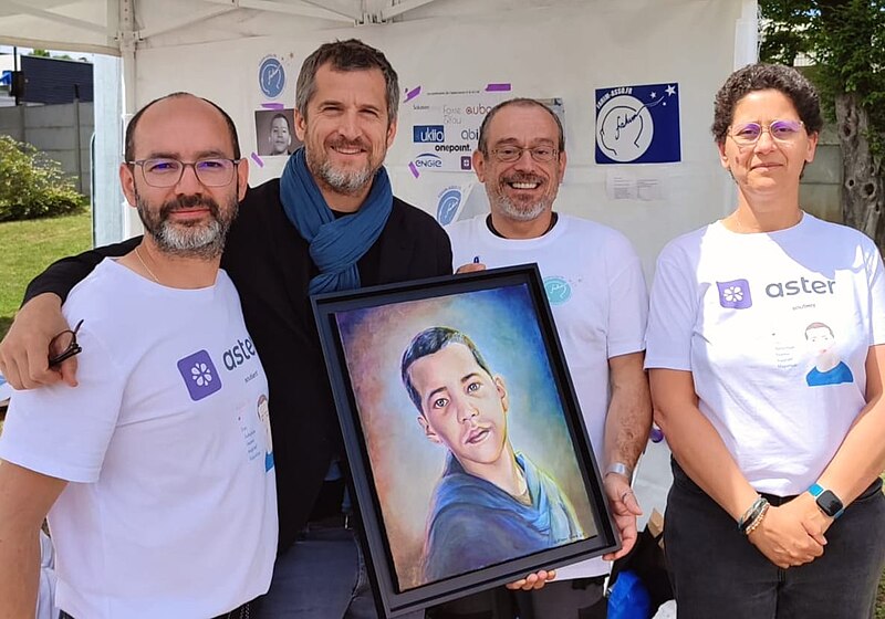 File:Remise de tableau de Fahim Bentouhami à ses parents en compagnie de Guillaume Canet par Jean-Loup Othenin-Girard.jpg