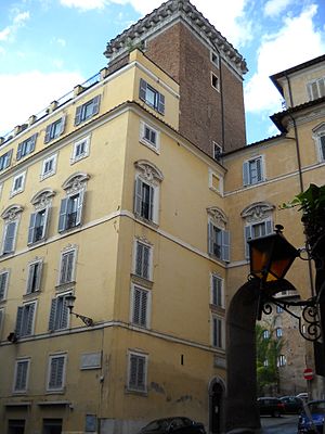 Exteriören vid Piazza del Grillo. Bakom palatset reser sig Torre del Grillo.
