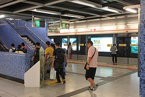 SZ 深圳 Shenzhen 蓮花 北 站 Návštěvníci platformy Metro Lianhua North Červen 2017 IX1 02.jpg