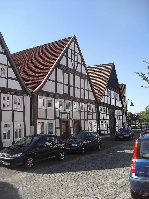 https://upload.wikimedia.org/wikipedia/commons/thumb/e/e9/Salzkotten-Vielser_Strasse_12.jpg/576px-Salzkotten-Vielser_Strasse_12.jpg