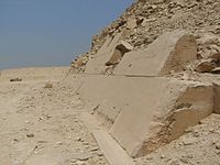 Face sud de la pyramide d'Ounas ayant conservé une partie de son revêtement