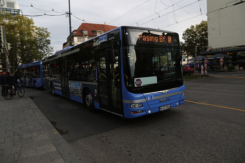 File:Schienenersatzverkehr München.jpg