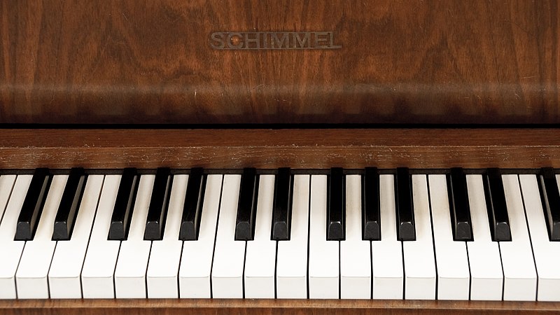 File:Schimmel piano (2015-07-17 10.27.01 @pxhere 710028).jpg