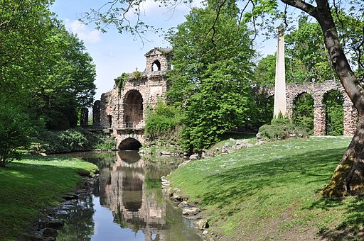 Schlosspark Schweitzingen. Englischer Garten mit Staffagebauten: Römisches Kastell, Obelisk und Römischer Aquädukt