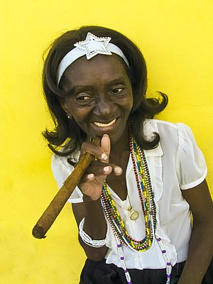 Mujer negra cubana, representa la permanencia de las tradiciones africanas en Cuba, desde la epoca de la colonia española hasta la actualidad.