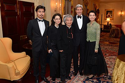 Seiji Ozawa (Mitte) mit Familienangehörigen und US-Außenminister John Kerry anlässlich des Kennedy-Preises 2015 (Quelle: Wikimedia)