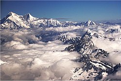A Sisapangma (Shishapangma) (balra) repülőről fényképezve Nepál felől