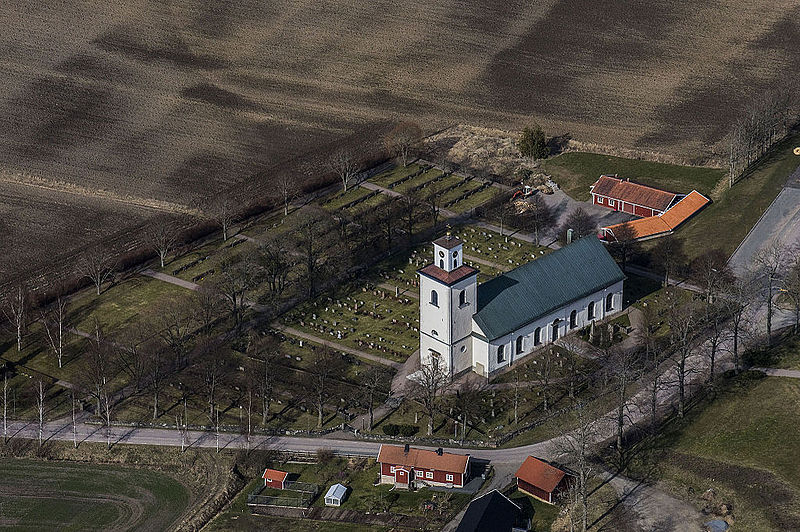 Fil:Skärstads kyrka från luften.jpg