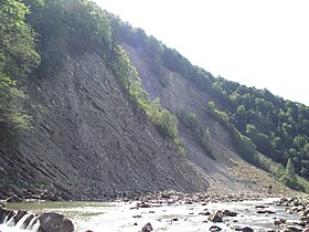 Скала «Слон» и река Прут при западных склонах Маковицы