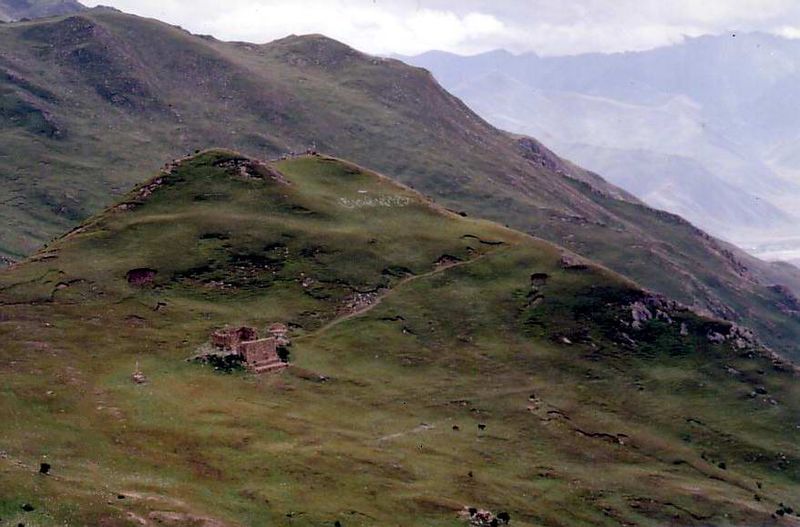 File:Sky burial site, Yerpa Valley.JPG