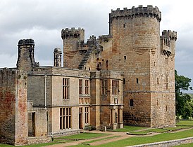 Fachada sur del castillo de Belsay - geograph.org.uk - 1383674.jpg