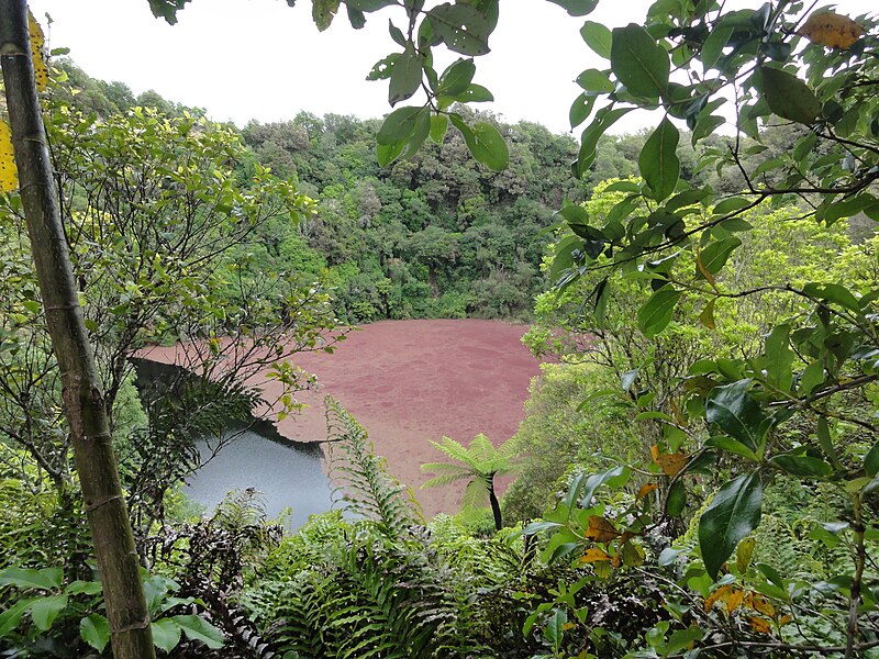 File:Southern Crater Lake 2 29-11-2011.JPG