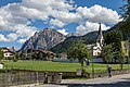 Katholische Hauptkirche mit Pares-Spitze (2397 m)