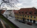 Blick vom Treppenaufgang der Kirche in den Ort