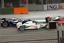 Singapur GP gecesi Kovalainen'in MP4-24 fotoğrafı, ardından Button'ın BGP 001 ve Nakajima'nın FW31 fotoğrafı