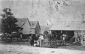 Эрнест Шнайдер и его семья перед своим предприятием в Ятале, 1890 год