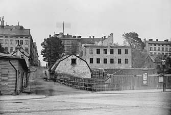 Bebyggelsen vid Skeppargatan, vy från Strandvägen, "Kråkslottet" rivs, 1894.