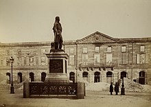 La statue de Kléber regarde les bâtiments voisins détruits par les bombardements.