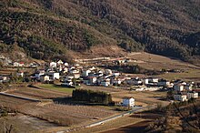 Vista del paese di Stravino dal sentiero archeologico