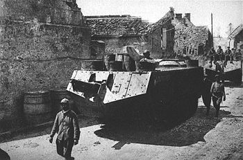 Французький танк Сен-Шамон просувається вулицями містечка у ході другої битви на Ені. Наступ Нівеля. 1917