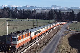 Un train Swiss Express composé de voitures unifiées III