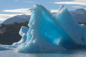Lago Argentino'da bir buzdağı