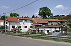 Čeština: Domky v Chrástu nad Sázavou, části Týnce nad Sázavou směrem k Jílovému English: Old houses in Chrást nad Sázavou, part of Týnec nad Sázavou, Czech Republic